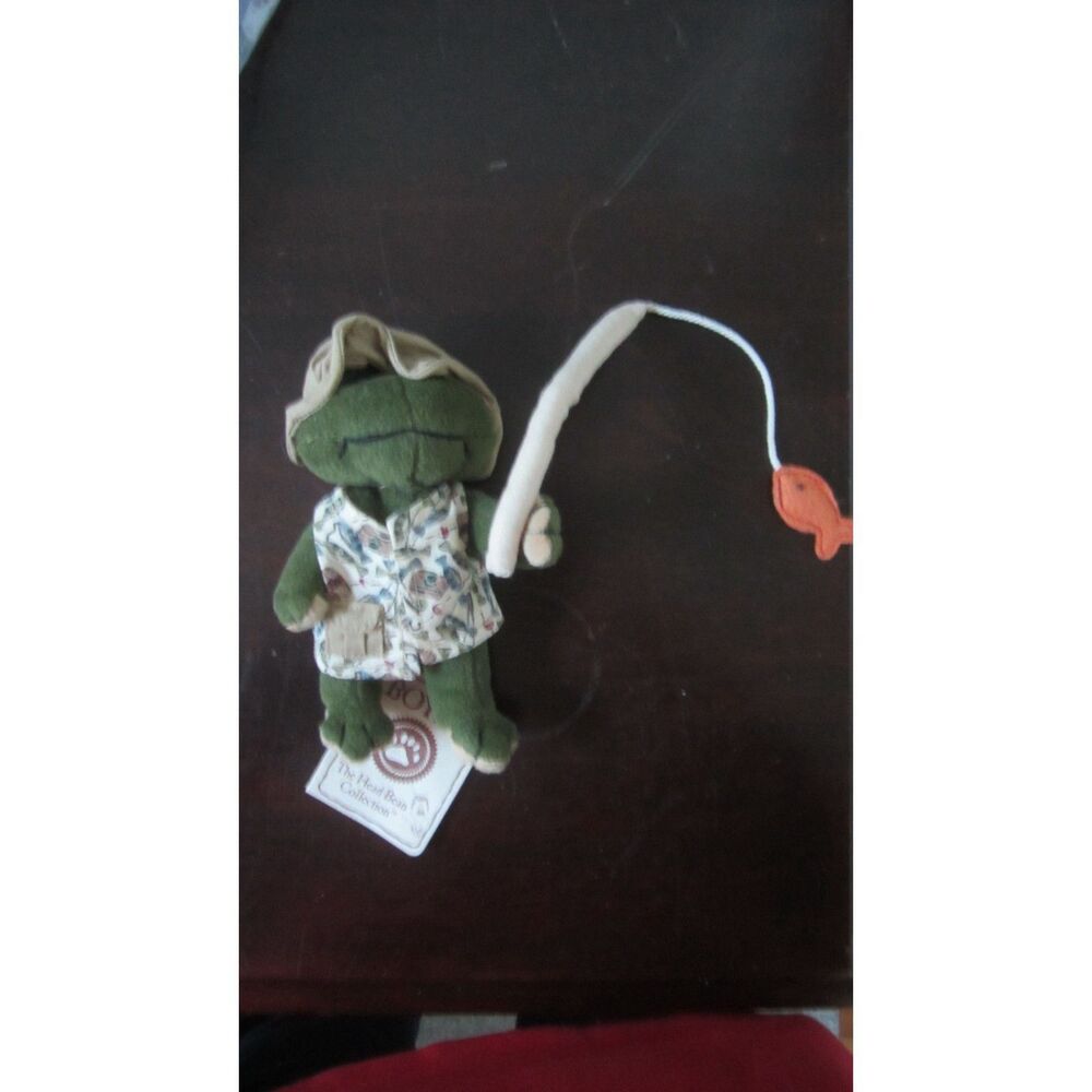 NWT BOYDS BEAR  ' BOBBER " THE FISHING FROG WITH  POLE AND CATCH
